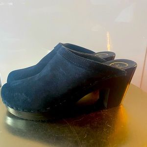 NWOB No 6 Black suede clogs